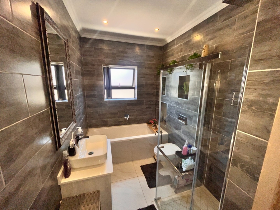 3 Bedroom Property for Sale in Wavecrest Eastern Cape